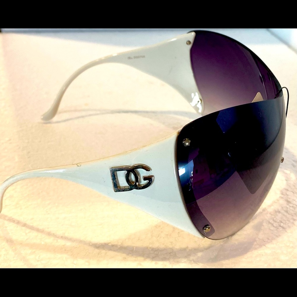 DG0707 White frame and black wrap around lens style.